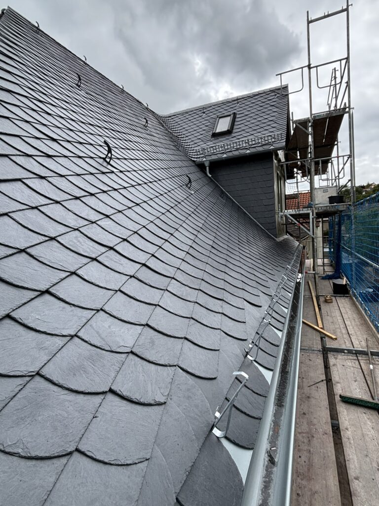 Schieferdeckung mit PV-Anlage in Ausführung img 0296