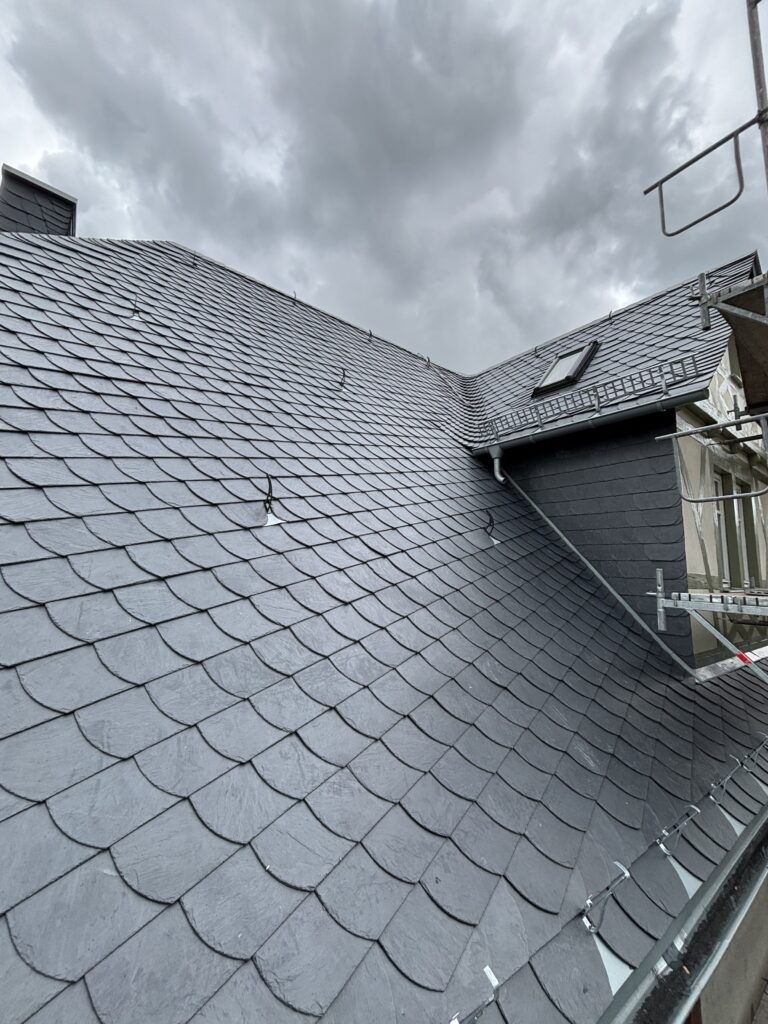 Schieferdeckung mit PV-Anlage in Ausführung img 0297