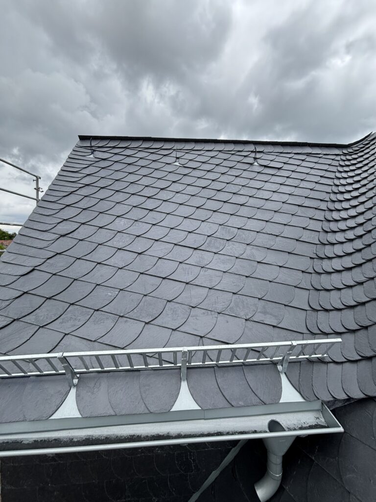 Schieferdeckung mit PV-Anlage in Ausführung img 0299