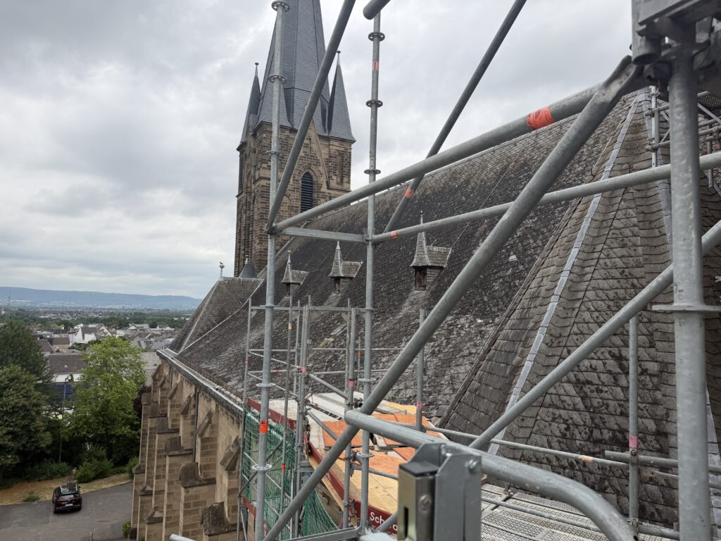 Beginnende Dachsanierung an der Kirche in Mülheim-Kärlich img 1982